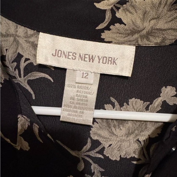Vintage 90s Jones New York Black and Cream Floral Button Down Blouse - Picture 2 of 8